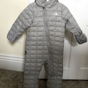 12-18 The North Face INFANT THERMOBALLTM
ECO BUNTING snow suit